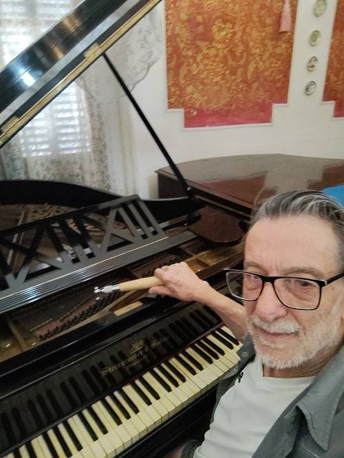 Técnico afinando un piano