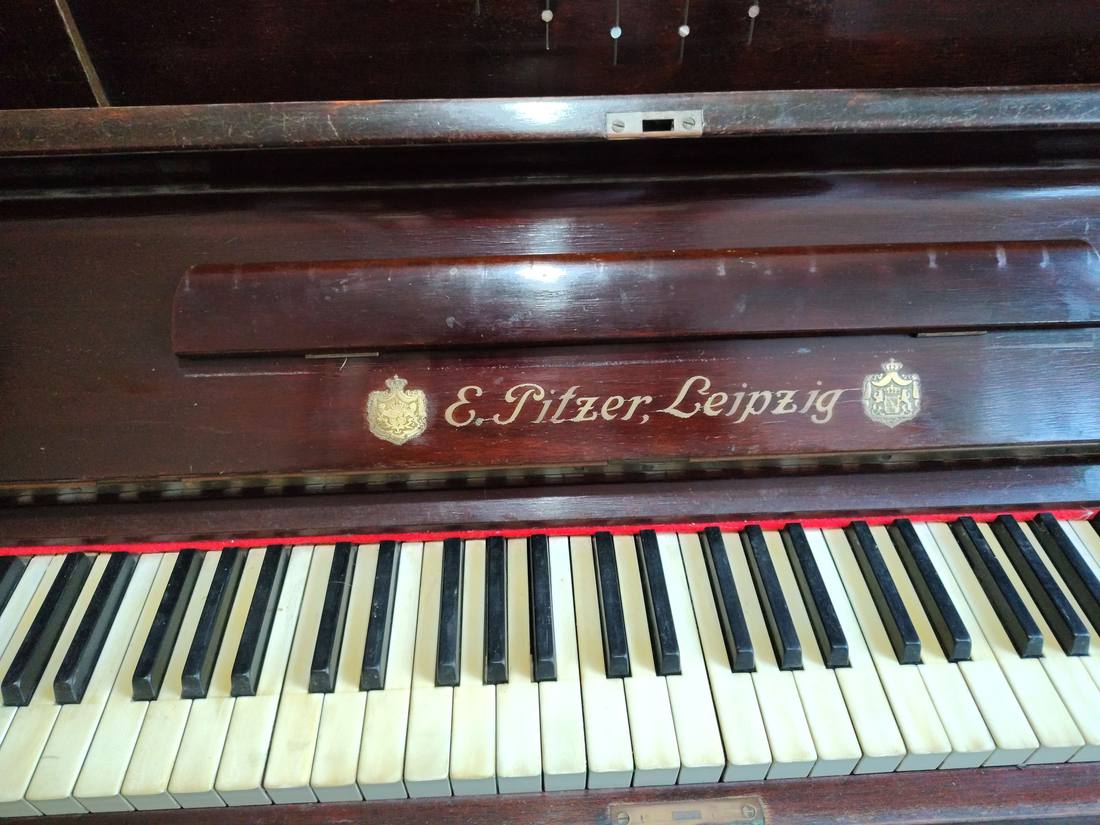 Piano Pitzer Leipzig, incrustaciones