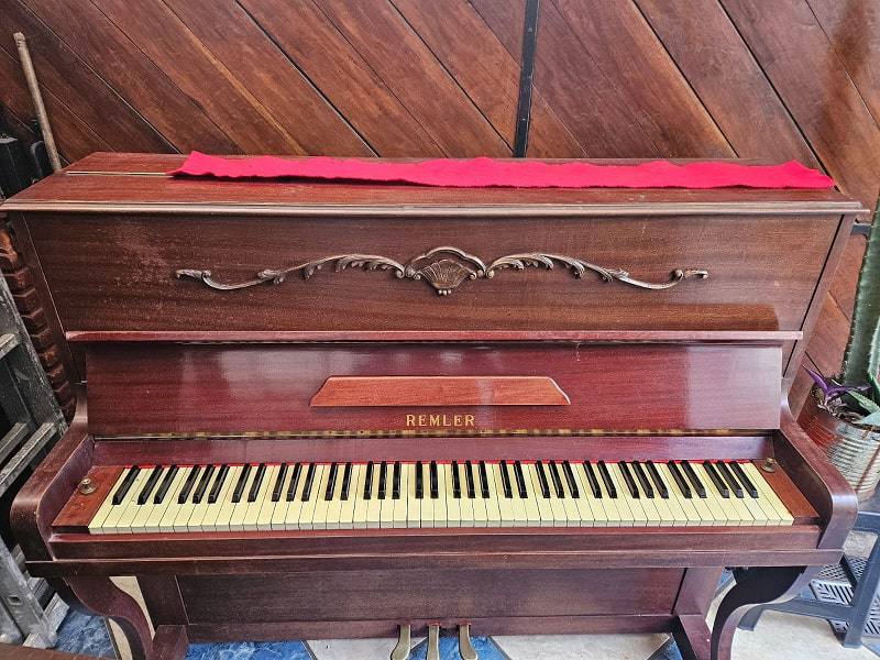 Piano Rembler, frente