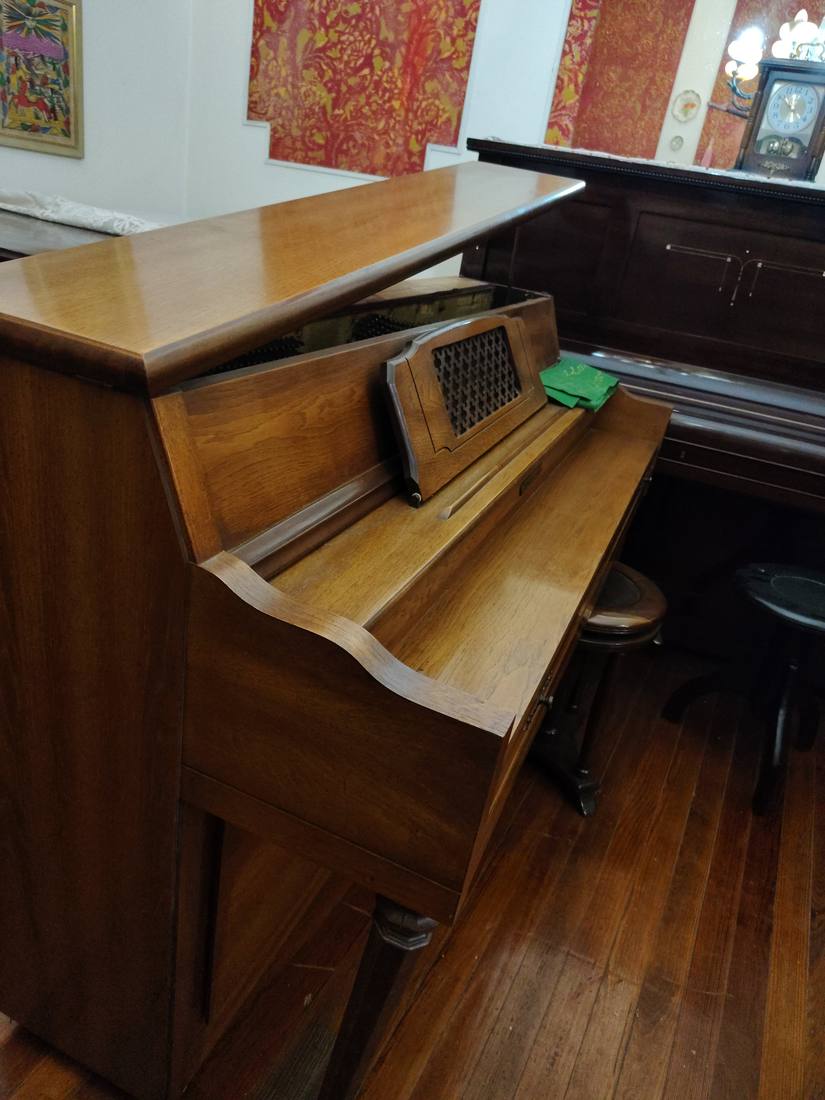 Piano Schafer and Sons, mueble de cedro