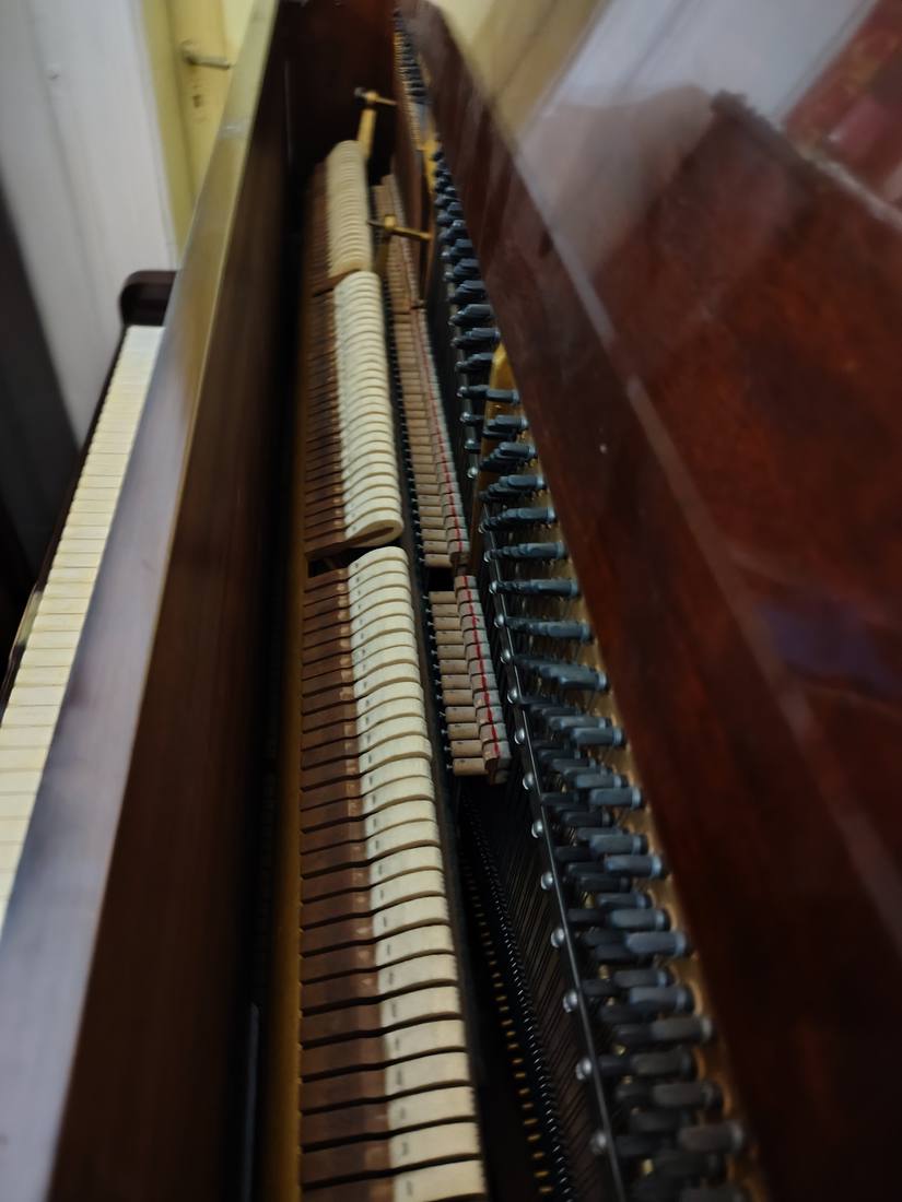 Piano Welmar, lateral