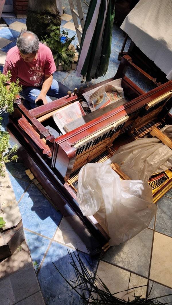 Detalle de reparación de piano