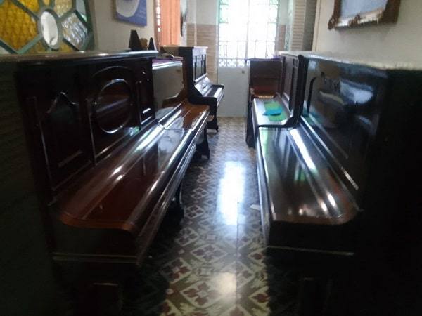 Showroom de Villarino Pianos con varios pianos verticales