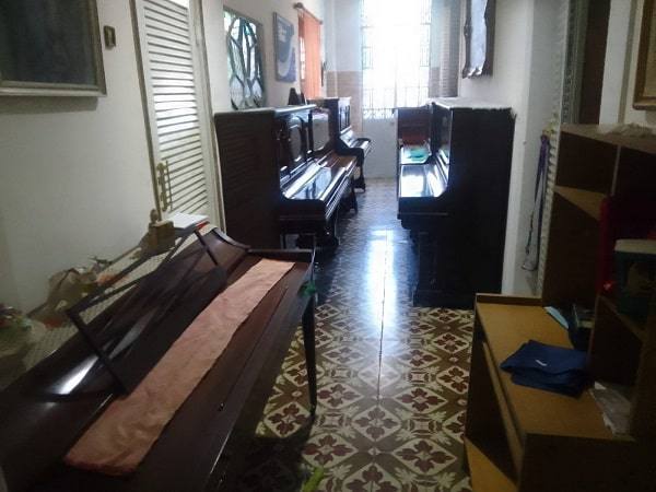 Interior del showroom de pianos