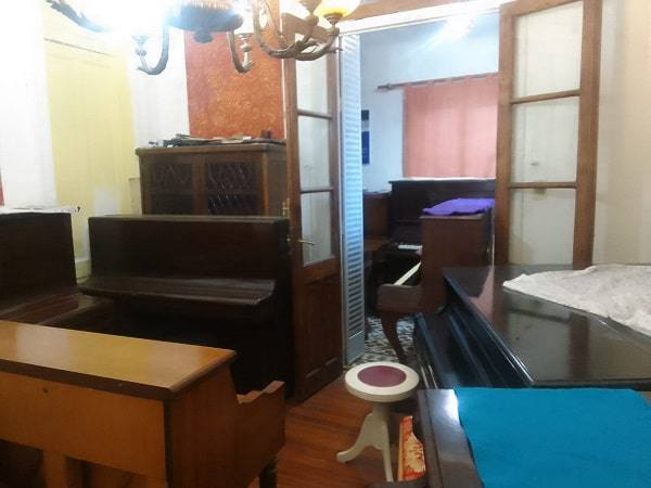 Pianos exhibidos en el showroom
