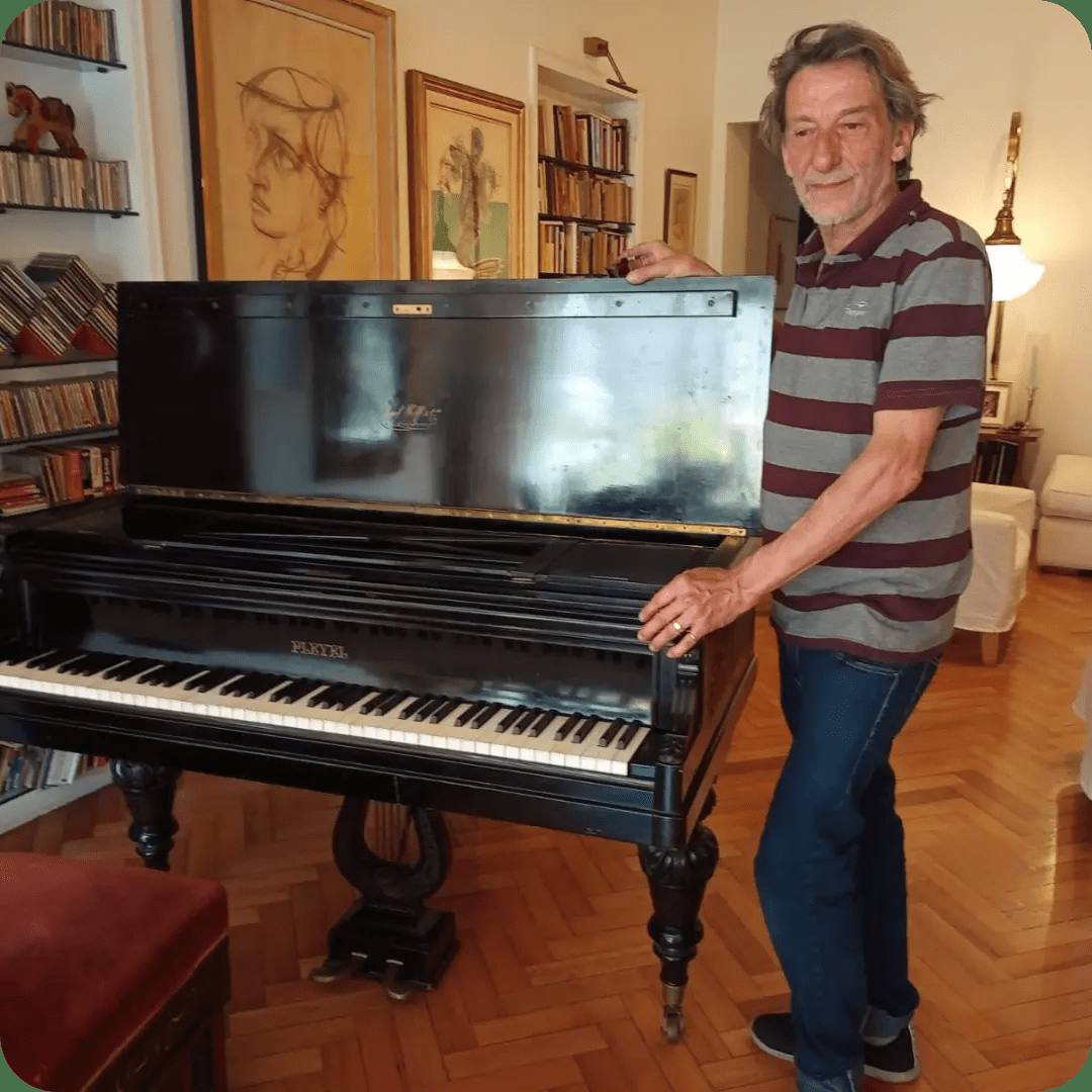 Fernando junto a un piano en el taller de Villarino Pianos