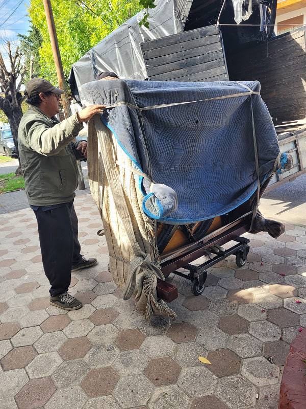 Personal especializado moviendo un piano